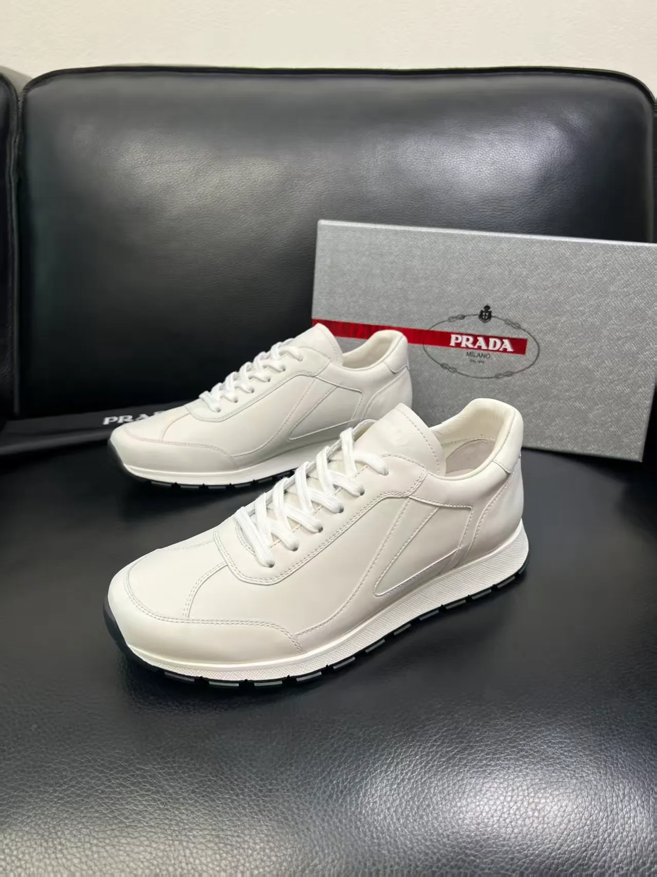 P440 38-45 Prada Prada’s new men’s leather sneakers, the highest version on the market, any comparison is welcome🆚! The original leather has excellent texture and is super high-end! Fetal sheep net lining imported from Italy, removable pad! Luxurious materials and fine workmanship, highly recommended! No. 058